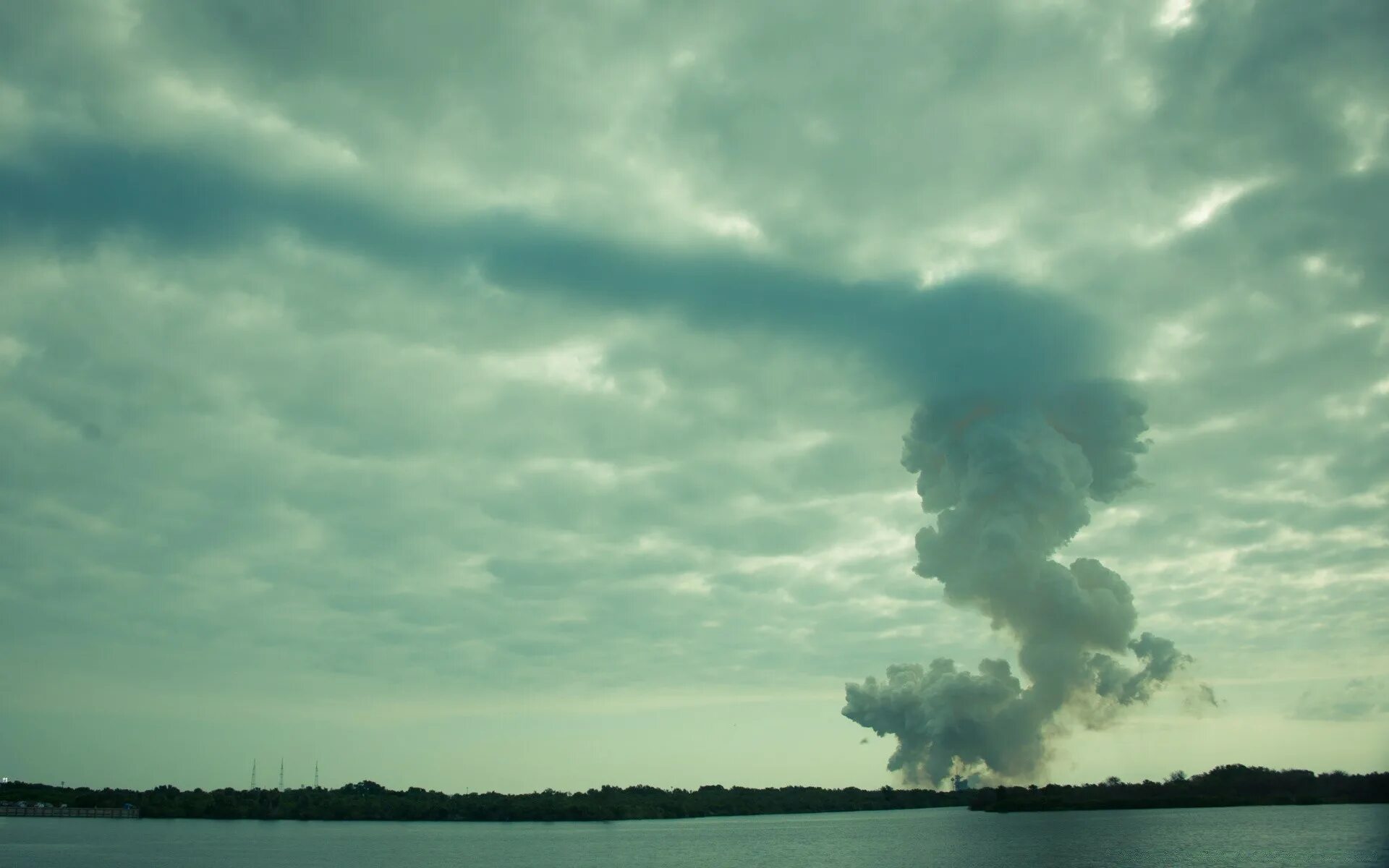 Дымка горизонта. Шторм обои. Дым на горизонте. Polluted clouds.