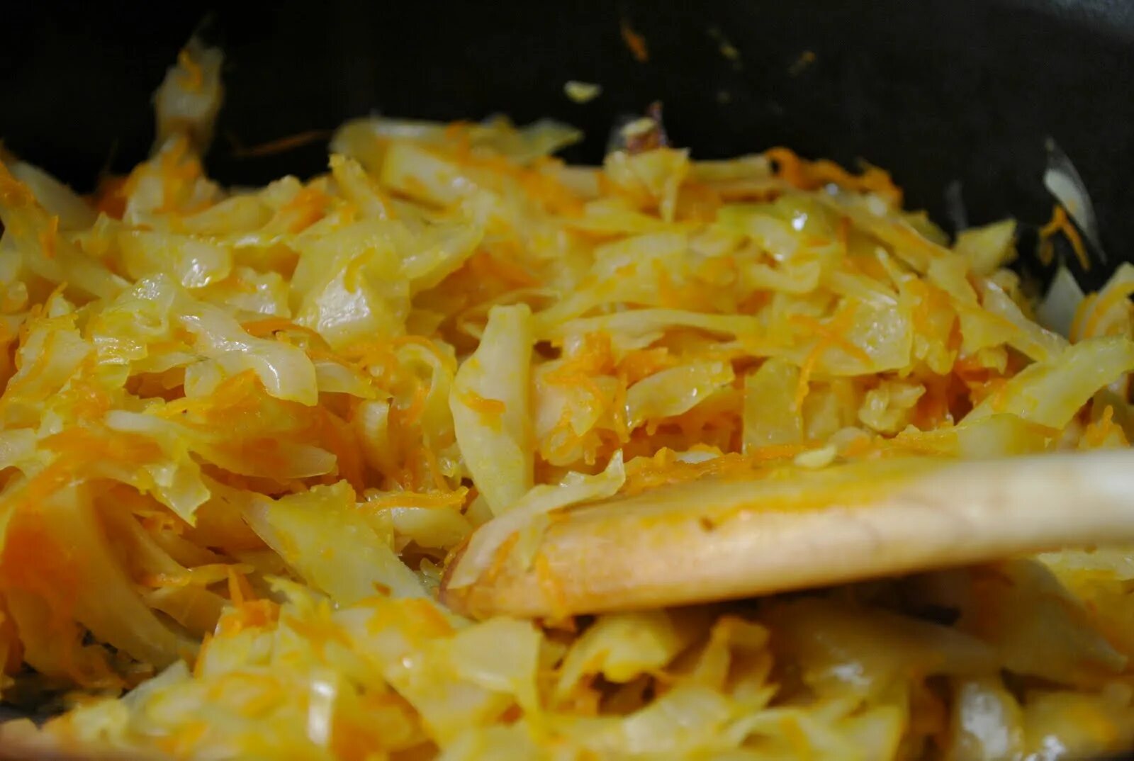 Как вкусно сделать капусту для пирожков. Начинка из капусты для пирожков. начинка для пирожков с квашеной капустой. начинка для пирожков из капусты с яйцом очень вкусная. начинка из капусты с молоком для пирожков.