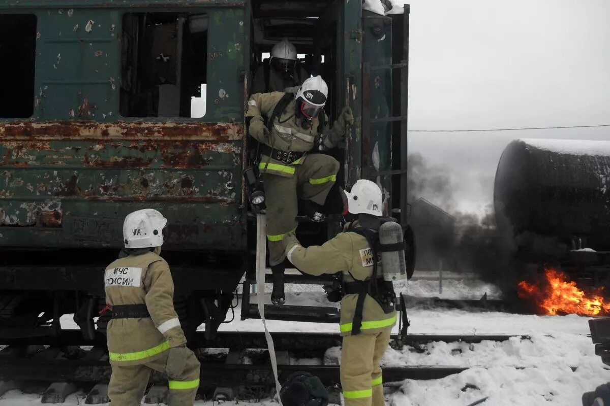 Боевые действия проводимые после тушения пожара. Аварийно-спасательные работы. Ликвидации чрезвычайных ситуаций (ЧС) на Железнодорожном транспорте. Ликвидация ЧС на ЖД. Проведение спасательных работ.