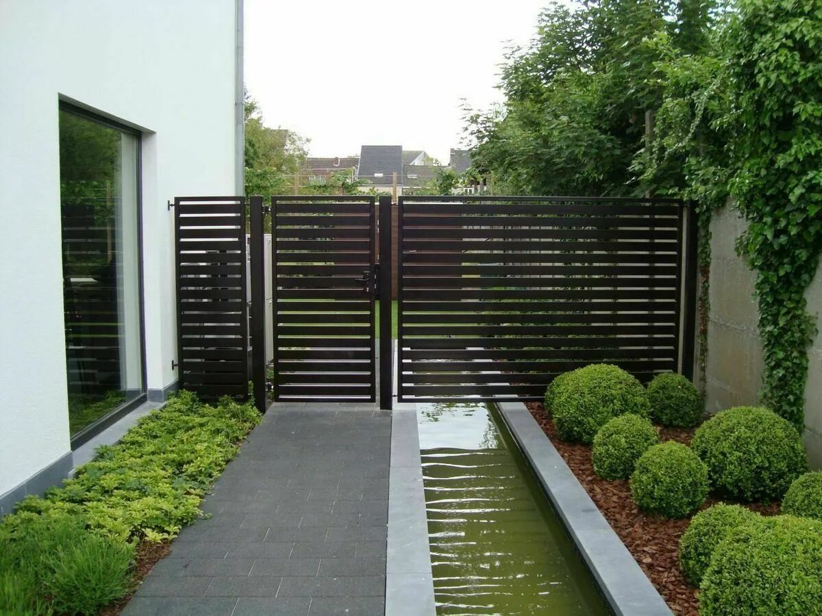 I like the transition between low and high here. Small garden fence, Fence desig