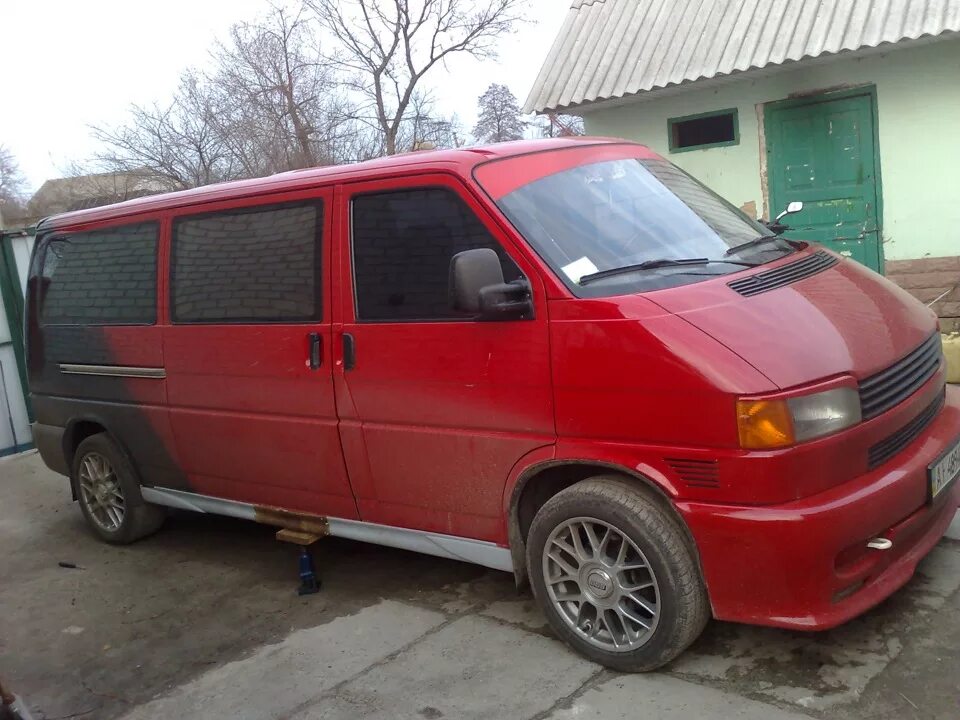 Купить т4 в спб. Volkswagen Transporter t5 Грузопассажирский. Volkswagen Transporter турбо. Фольксваген Транспортер вишневый. Декоративные пороги на Volkswagen Transporter t4.