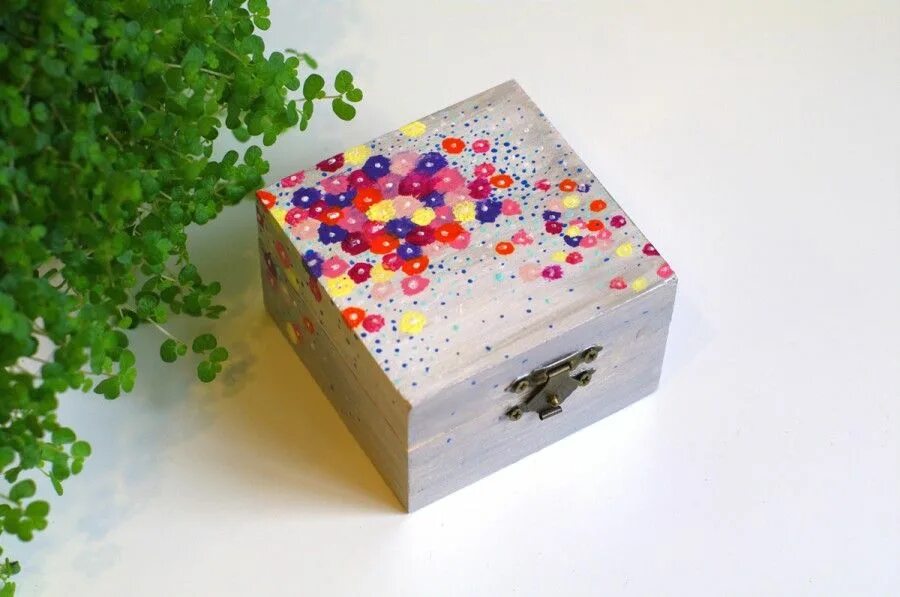 Painting box. Идеи покраски коробочки. Коробки для гуаши. Коробка разукрашена красками. Шкатулка из коробки гуашь.