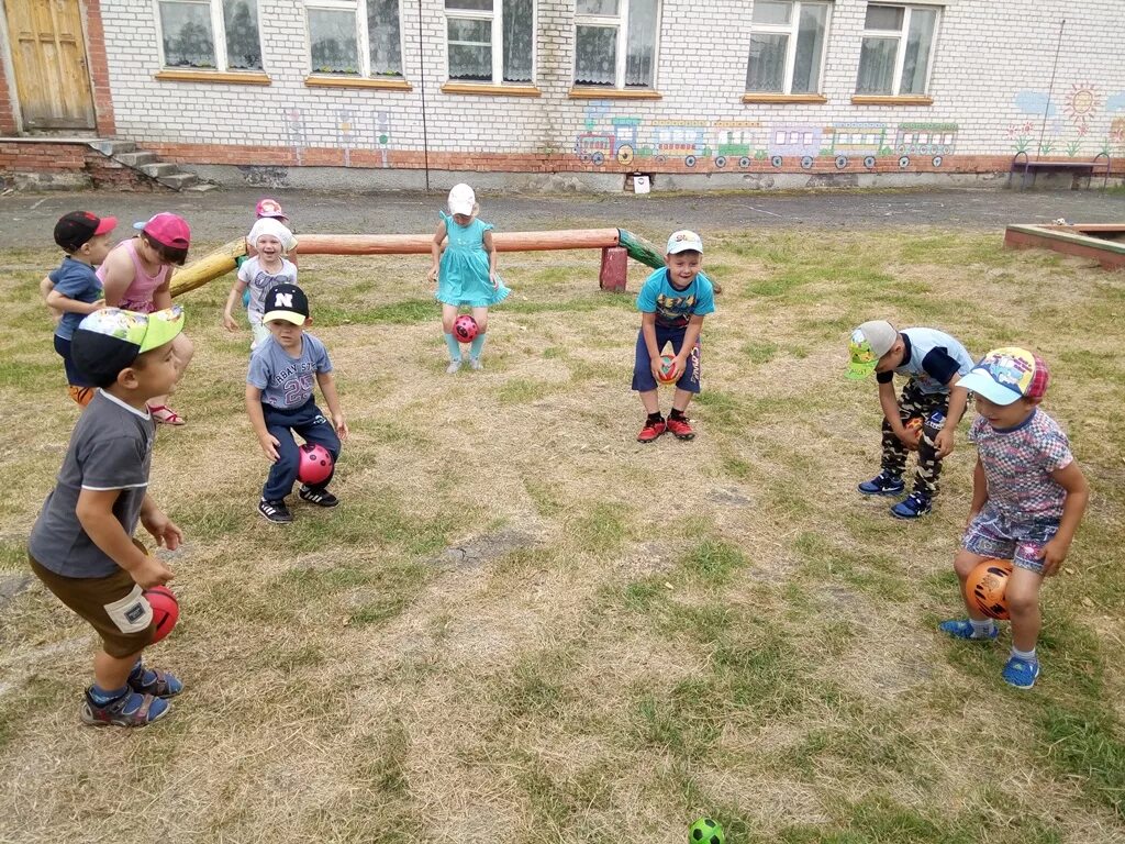 Спортивное развлечение в детском саду. Спортивное развлечение на улице в средней группе. Спортивные развлечения в детском саду и на улице. Спортивное развлечение в д саду.