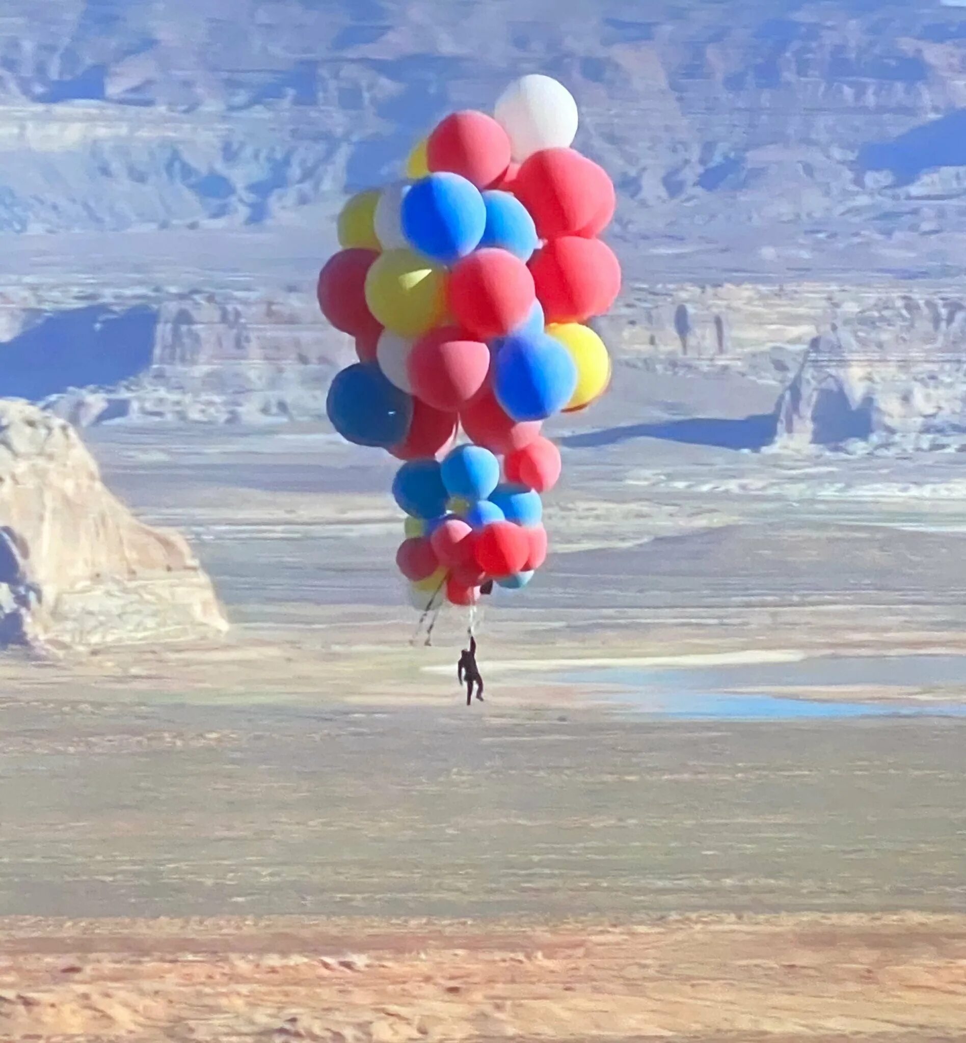 Floating over. Дэвид Блейн на воздушных шарах. Полет на воздушных шариках. Воздушные шары взлетают. Воздушные шары полет.