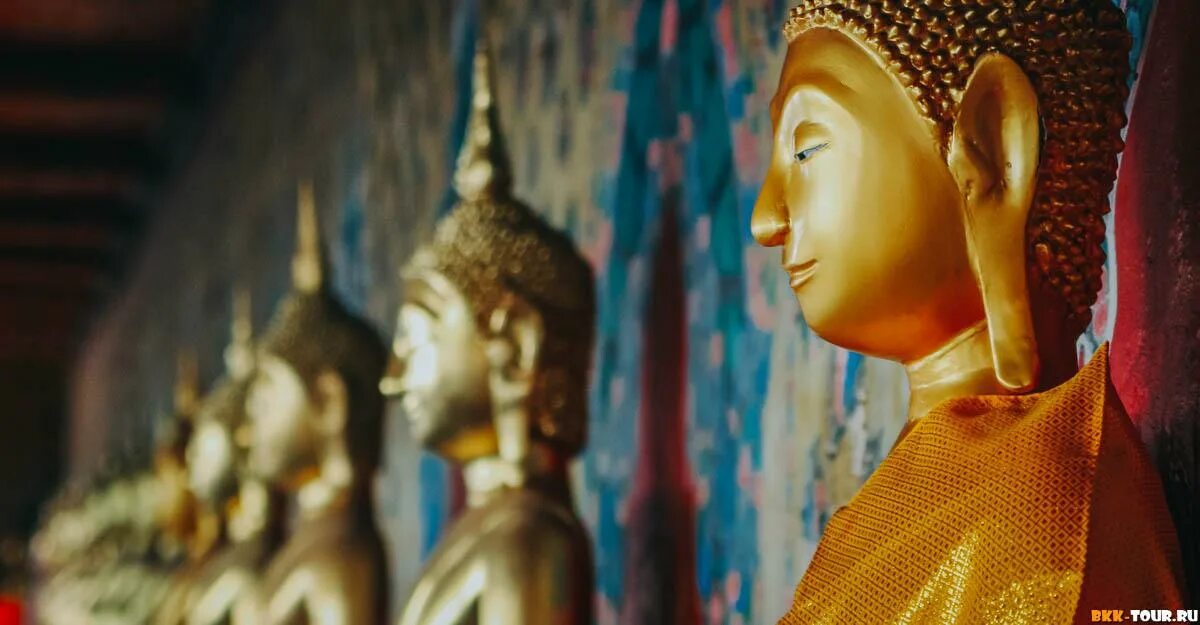 Буддийский храм. Одж Будда. Туристы в буддийском храме. Поза Будды по дням недели в Тайланде. Песни оджи будды
