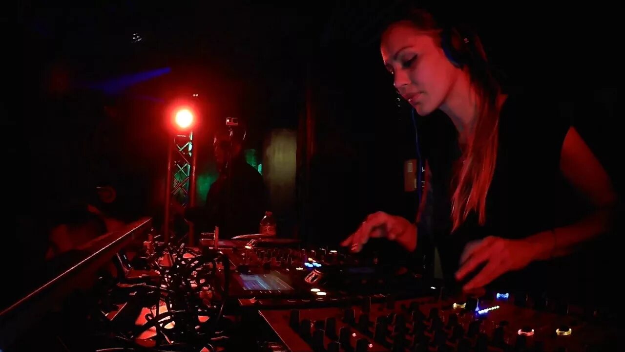 De luca музыка. De luca музыка. Dj deborah. Deborah de luca 2023 techno music 2023. Диджей установка.