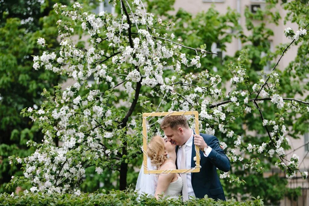 Можно выходить замуж в мае. Свадьба в мае. Свадебная фотосессия в мае. Майские свадьбы фотосессия. Идеи для майской фотосессии.