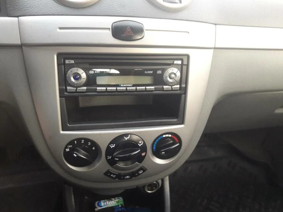 Штатная магнитола на chevrolet lacetti. Сенсорная магнитола на шевроле лачетти. Chevrolet lacetti 2006 магнитола. Магнитофон лачетти. Chevrolet lacetti 2011 магнитола.