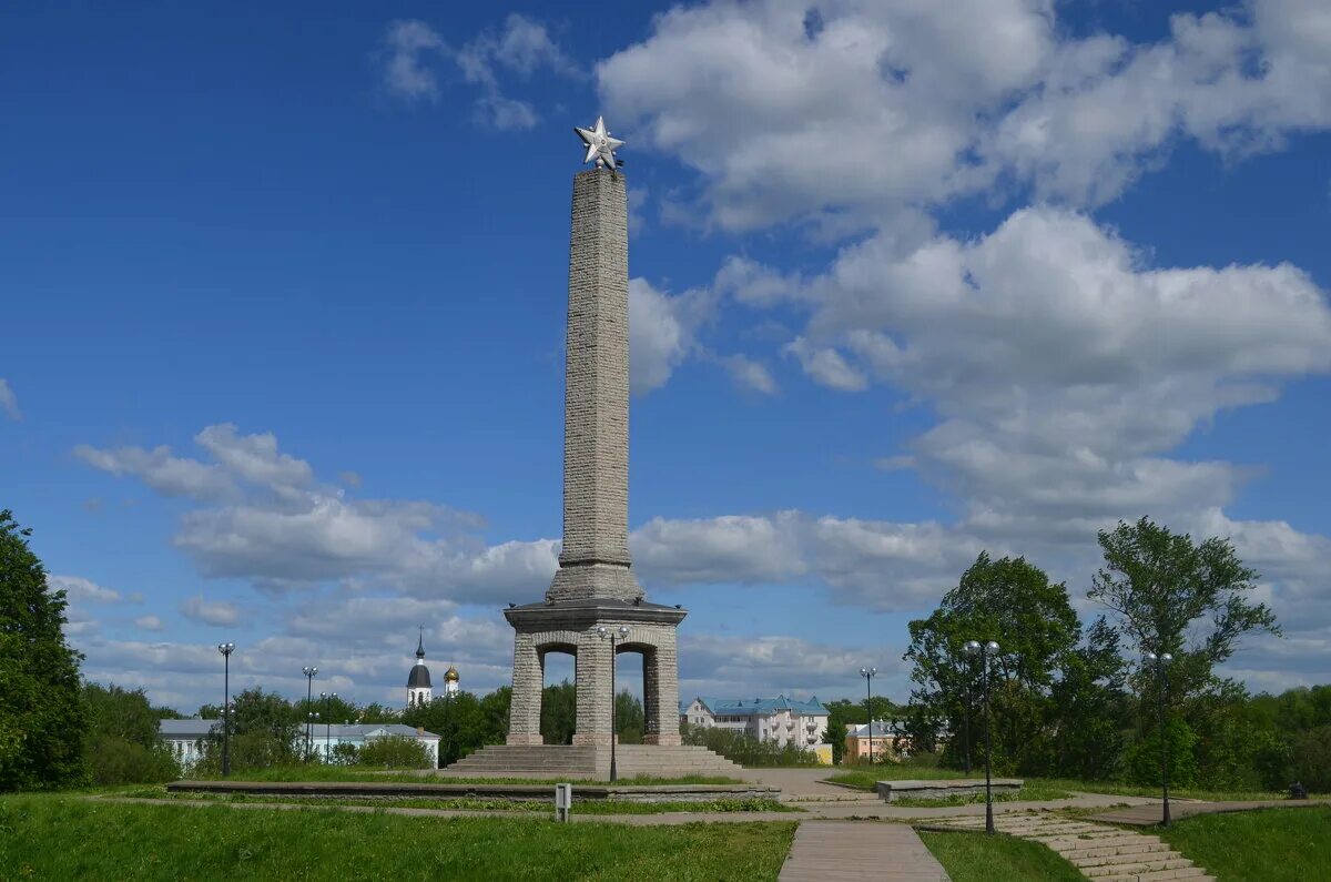 Великие луки маслом. Обелиск Великие Луки. Обелиск славы в великих Луках. Псков Обелиск славы. Монумент Великие Луки.