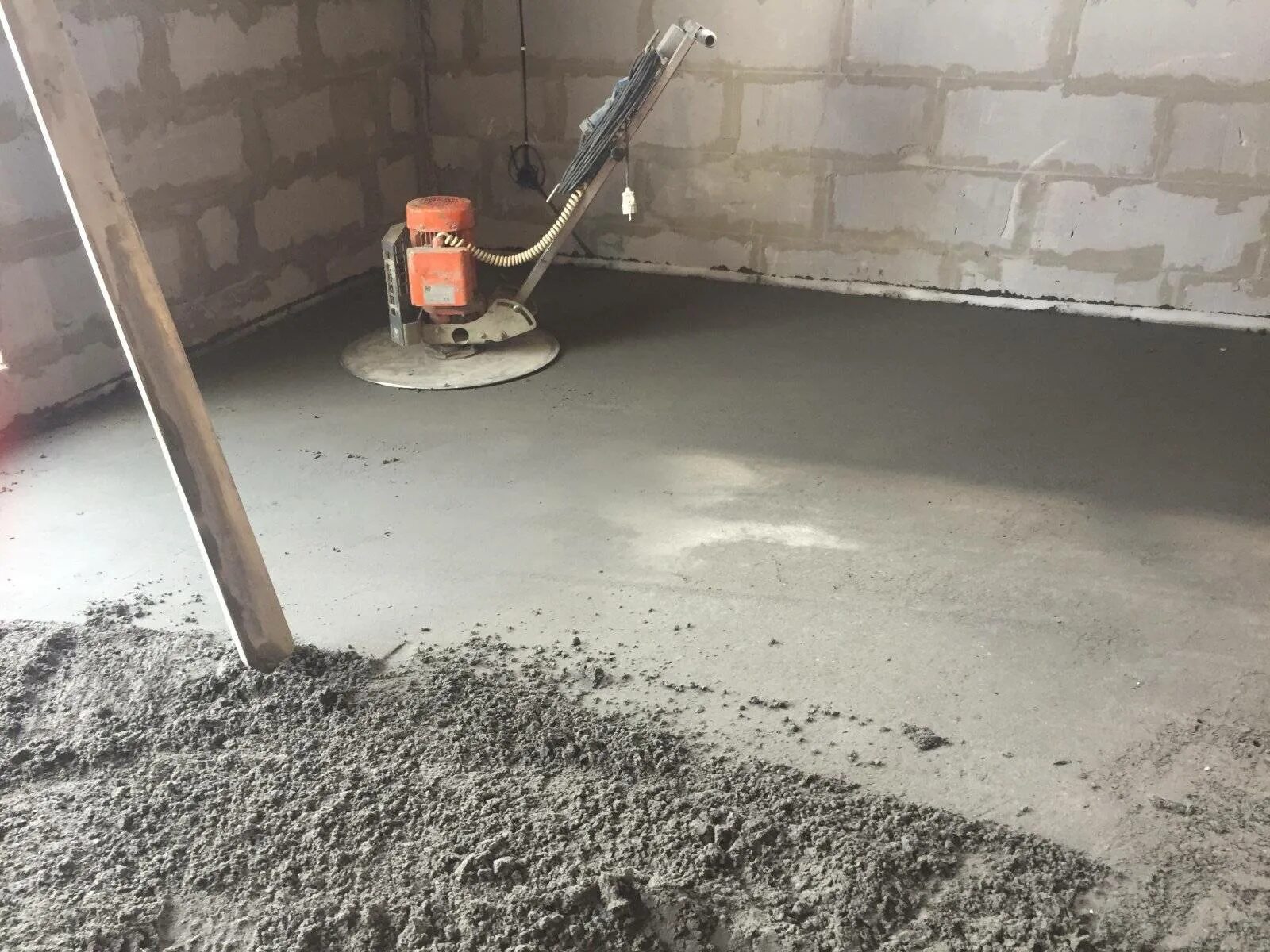 Механизированная полусухая стяжка пола. Хона 700 полу скхая стяжка. Полусухая цементно-Песчаная стяжка. Механизированная стяжка пола марка бетона.