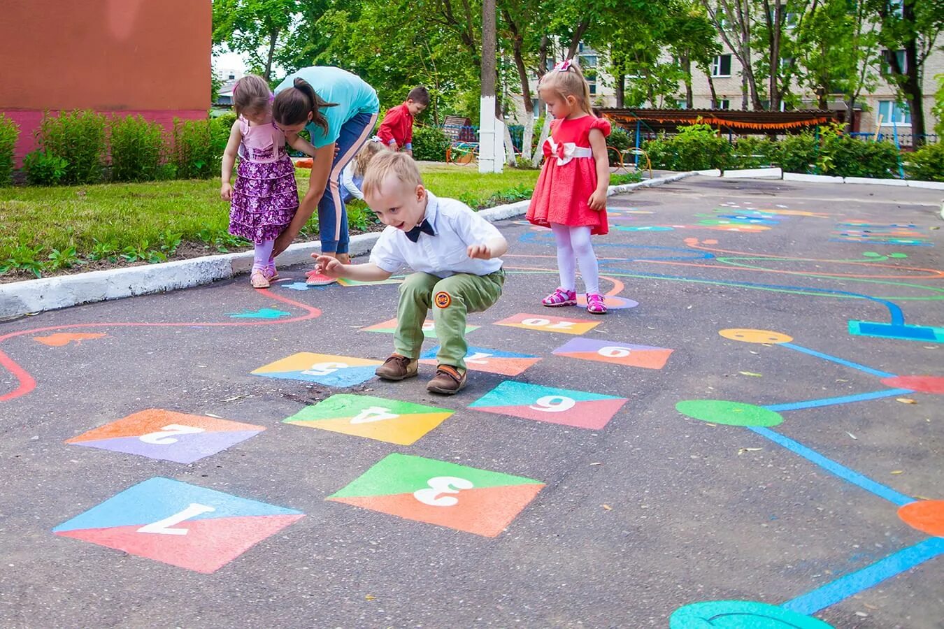 Игры на улице для детей 6 лет. Классики на асфальте в детском саду. Классики для детей. Игра в классики. Уличные игры для детей.