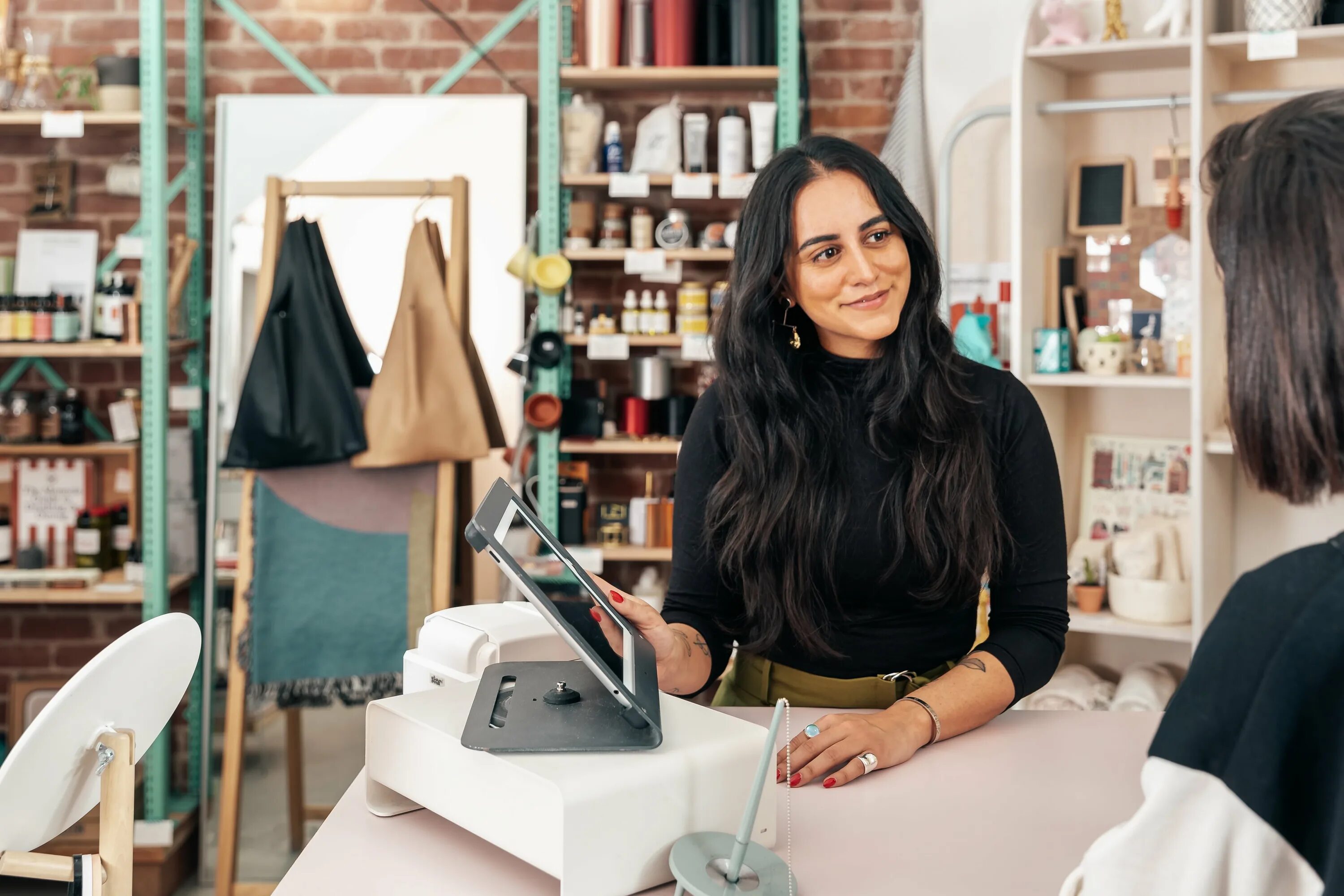 Shopping talk. Магазинный ассистент. Девушка ассистент мастерская. Retail Associate. Book shop Assistant.