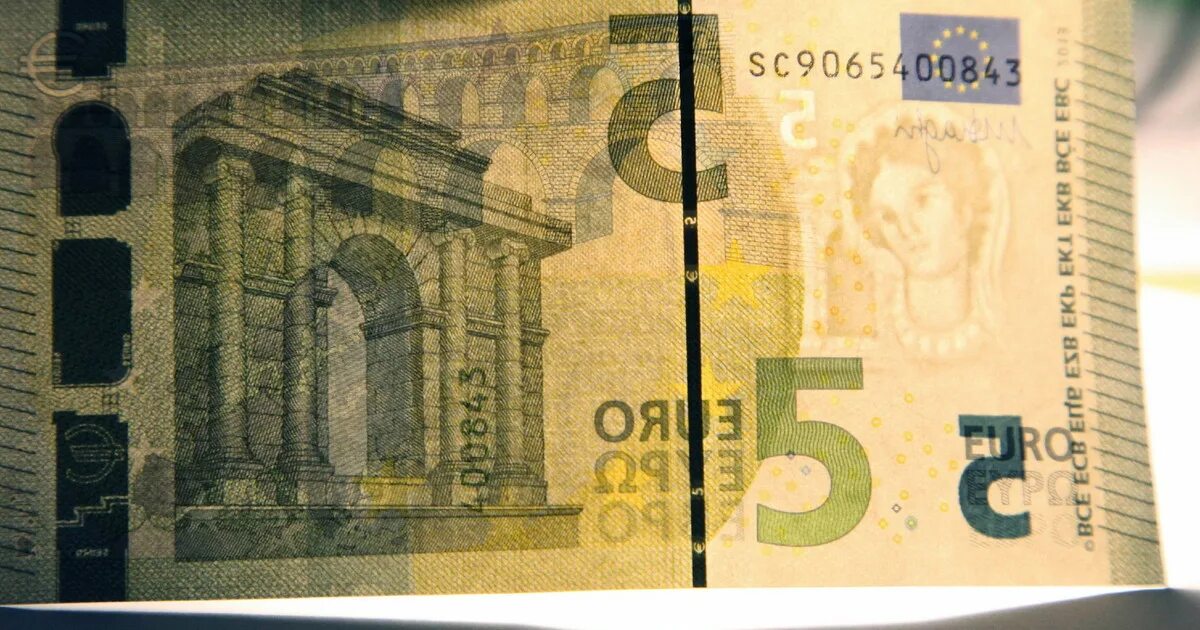 Ветхие евро. 100 евро купюра. 2 евро купюра. банкноты 5 евро. водяные знаки на евро.