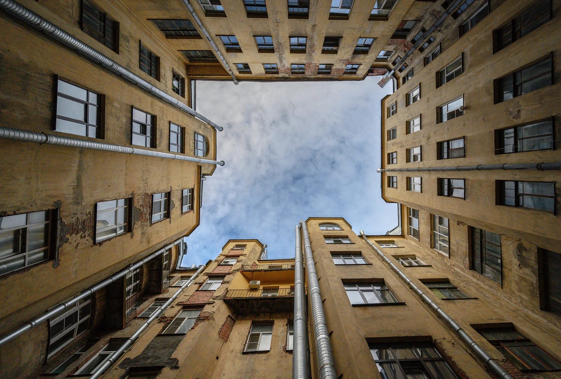 рубинштейна 27 двор колодец. двор колодец санкт петербург пять углов. почему строили дома колодцы. рубинштейна 40 двор колодец. дворы-колодцы в санкт-петербурге.