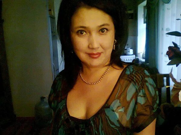 Друг вокруг казашки. Красивые казахские женщины в 40. Женщины узбечки 50 лет. Казахские женщины в возрасте. Красивые таджички в возрасте.