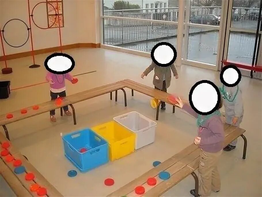 Игры детский сад для кошек. Детский сад игра на полу с геометрическими.
