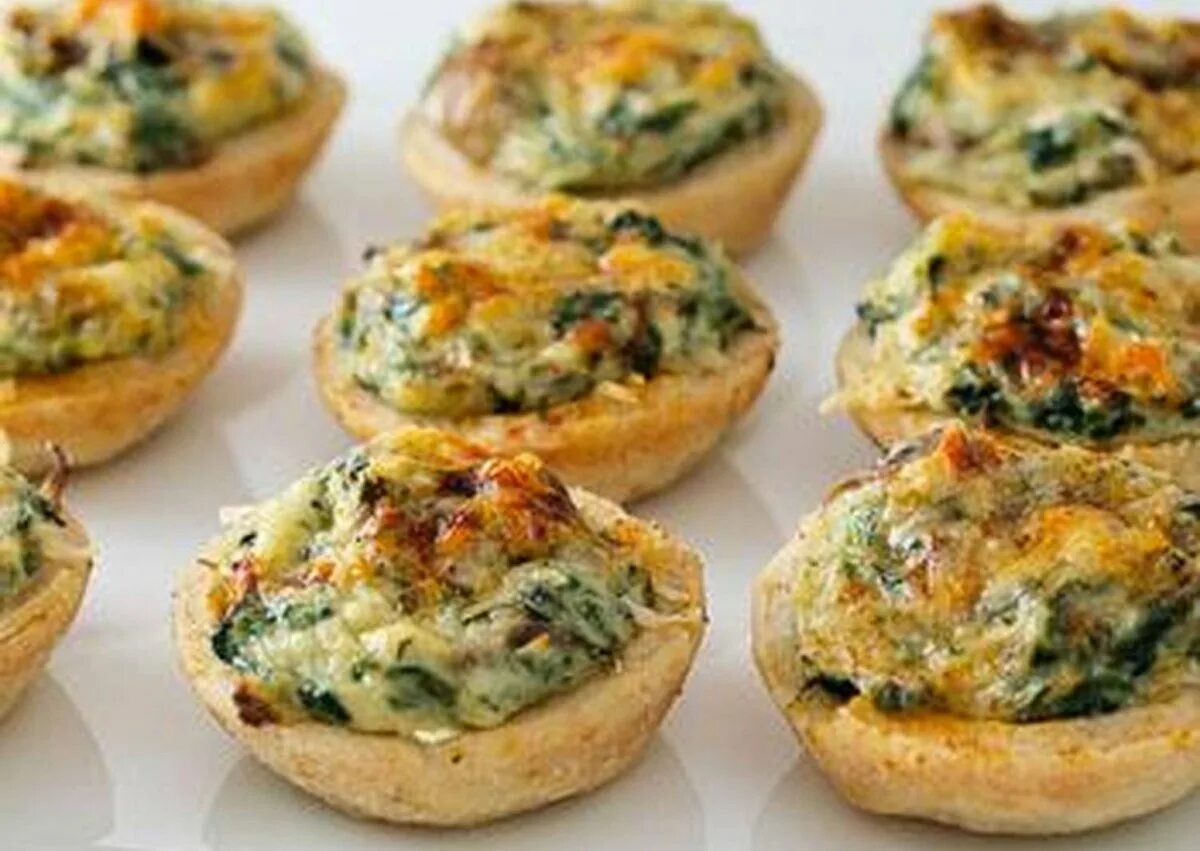 Жульен в корзиночках из теста. Жульен с курицей и грибами в тесте. Жульен в тесте с курицей и грибами. Жульен в тесте с курицей и грибами. Жульен в слоеном тесте с курицей и грибами.