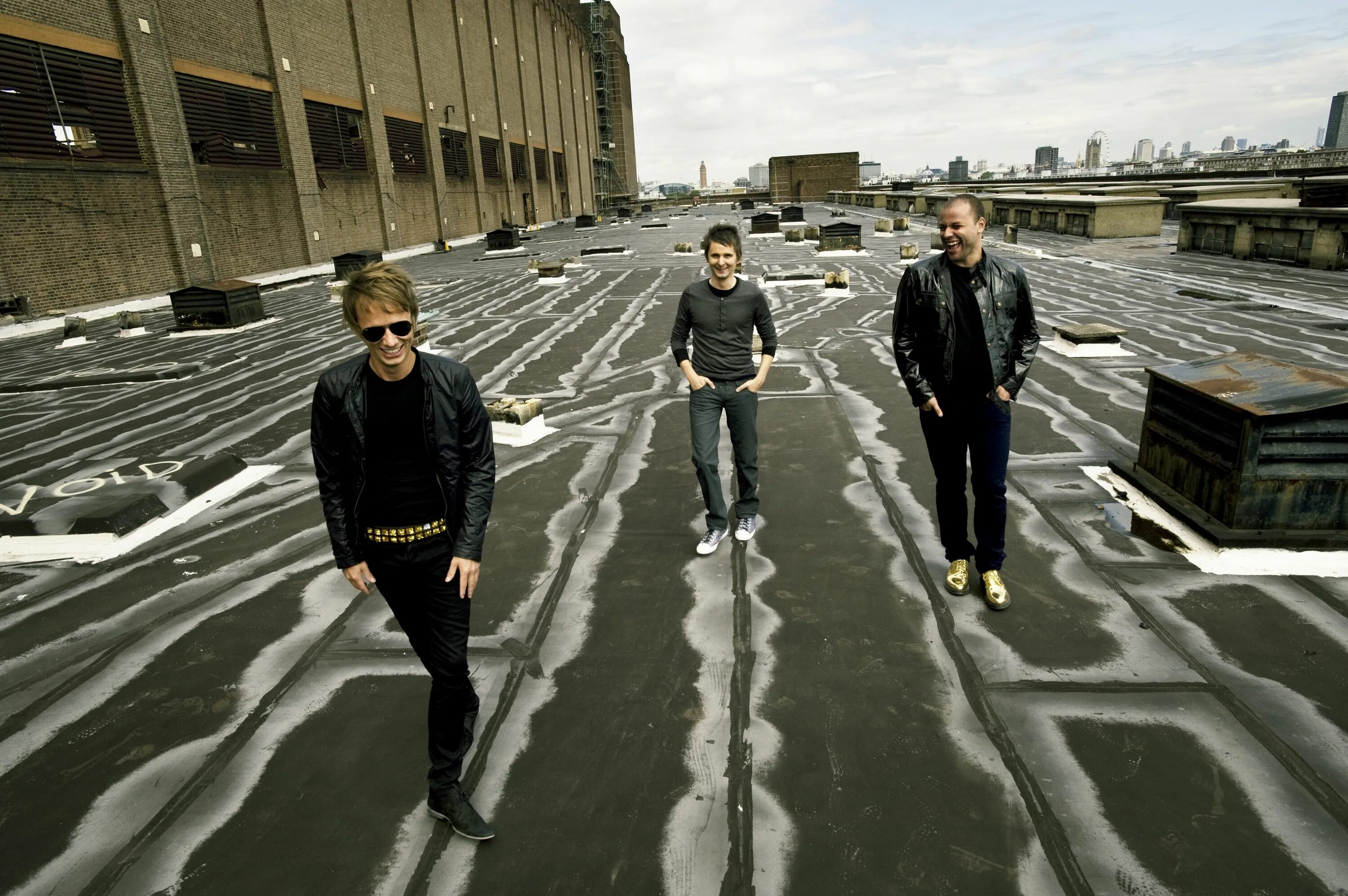 Muse in motion. Группа muse. группа muse 2025. muse стиль. muse 2009.