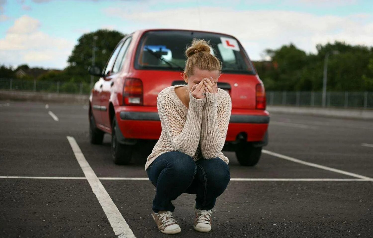 Паника за рулем. Низкая самооценка. Страх перед вождением. Испуганная женщина за рулем. Женщина за рулем.