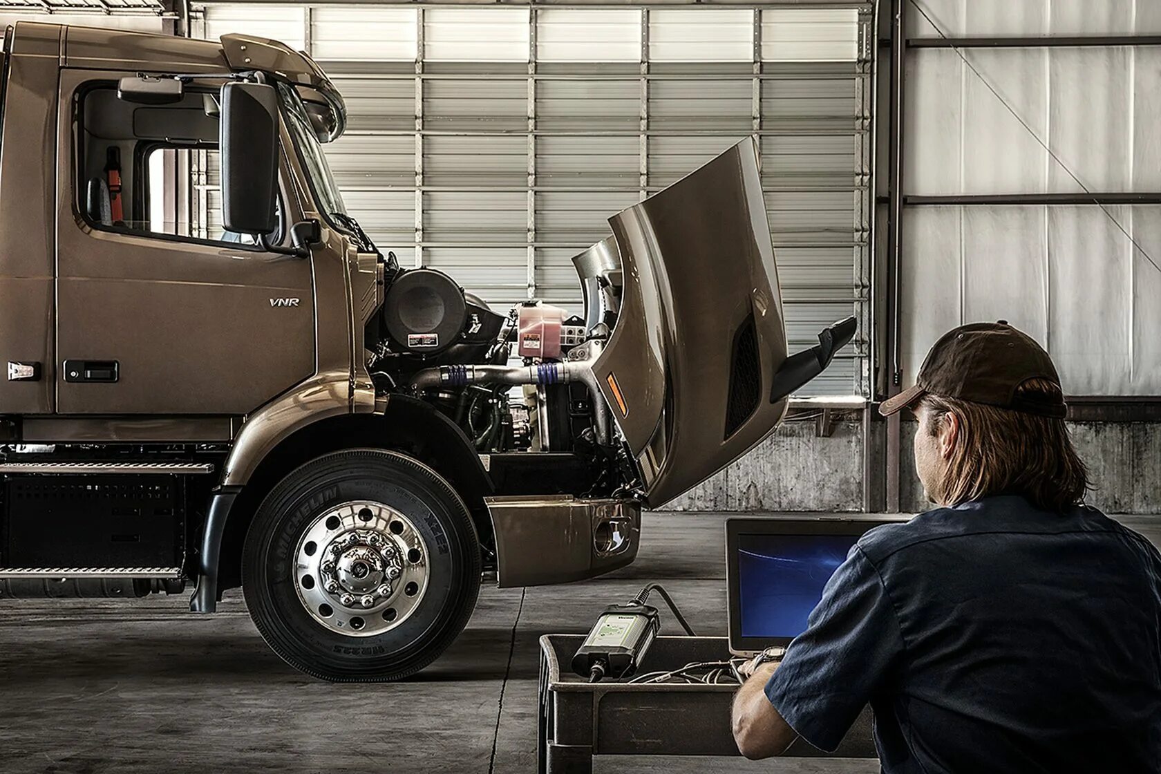 Механик грузовики. Volvo Truck. Volvo Truck service. Диагностика грузовиков. Механик грузовых автомобилей.