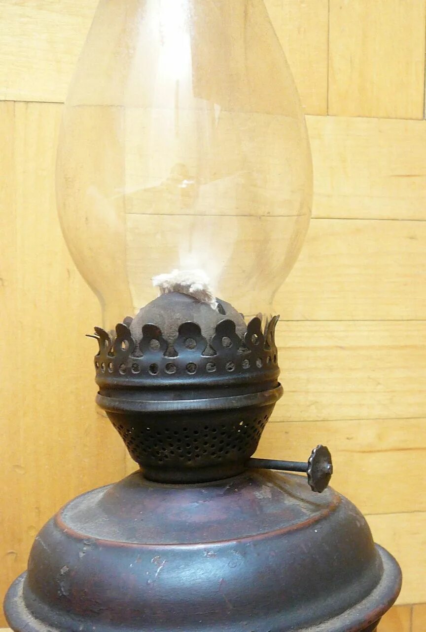Завод керосиновых ламп. Керосиновая лампа металлист. aladdin blue flame керосиновая лампа. керосинка ватерлоо. brevete 1883 лампа керосиновая.