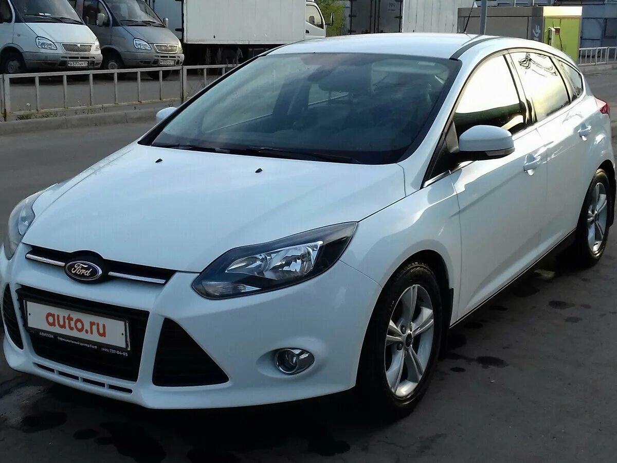 Ford focus 2013 седан белый. Форд фокус 3 белый 2012. Диски alcasta m28 r18. Форд фокус 3 белый 2012. Форд фокус 3 хэтчбек белый.