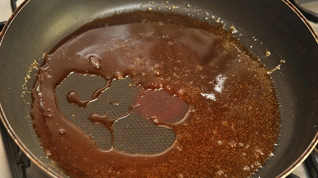 Карамель затвердевает. Как выглядит застывшая карамель на одежде. Вареная домашняя карамель. Вареная карамель. Как отмыть застывшую карамель.