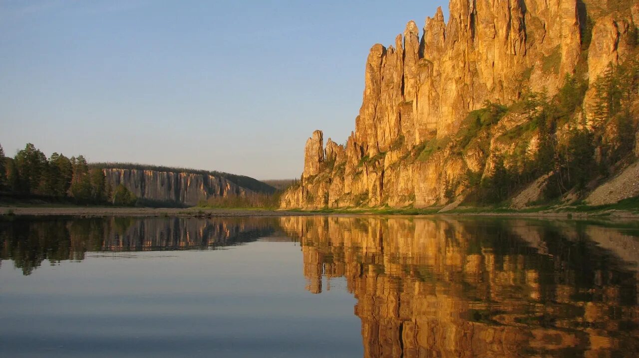 Люди реки лена. Река Лена. Река Лена в Якутии. Национальный парк Ленские столбы. Ленские столбы Изюбр.