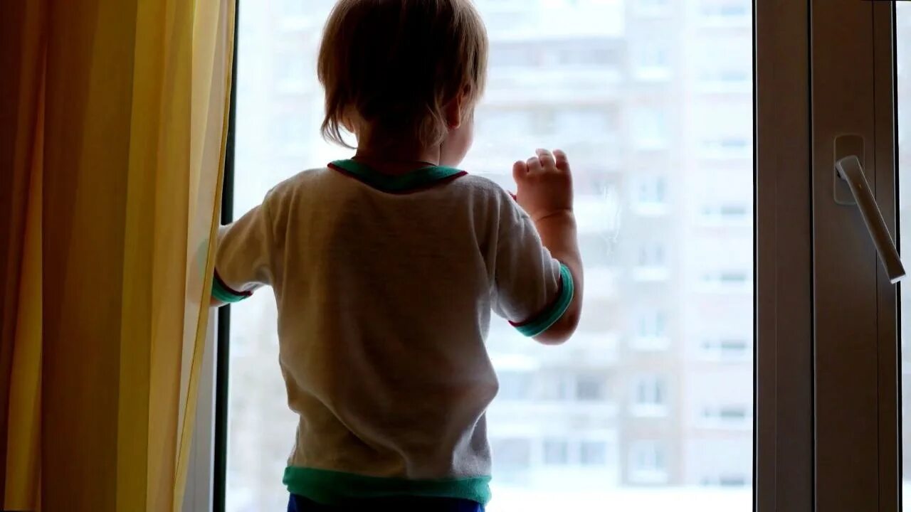Сонник выпасть из окна. Ребенок у окна. Открытые окна опасность для детей.