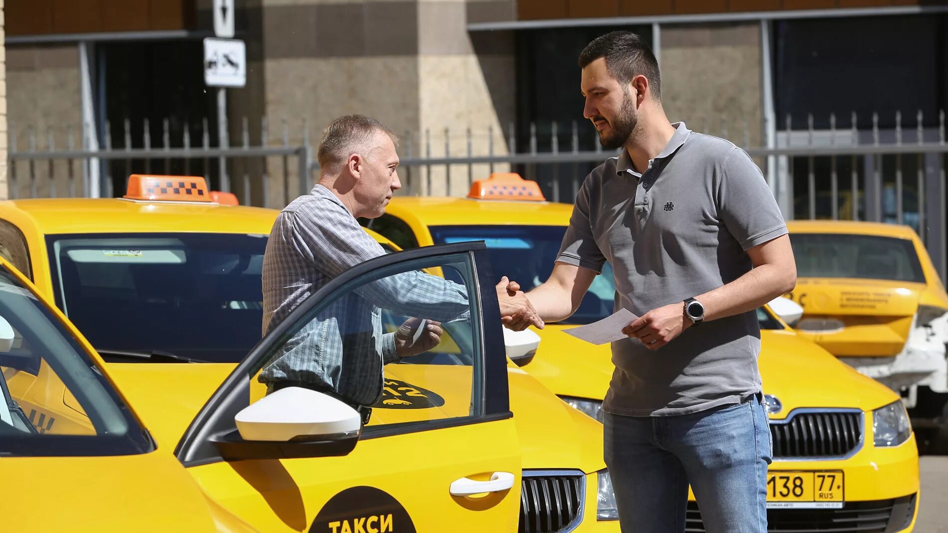 Человек садится в такси. Водитель такси. Водитель такси в Москве. Довольный клиент такси. Таксист.