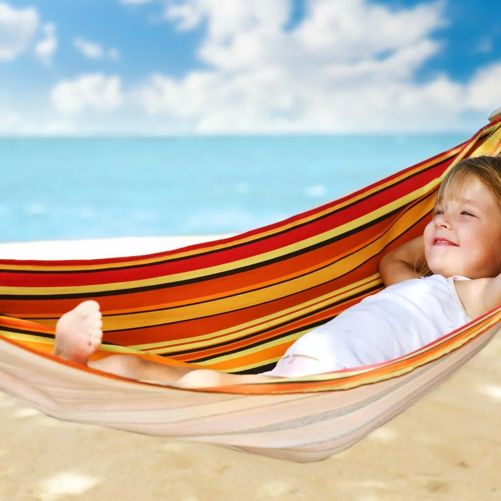 Поле одуванчиков. Летний пейзаж. Луг солнце. Лето пляж. Позитивная девушка.