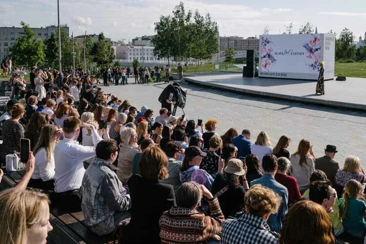 Московская неделя сегодня. Событие. Зарядье амфитеатр. Тверской бульвар неделя моды фото. Зарядье большой амфитеатр фото.