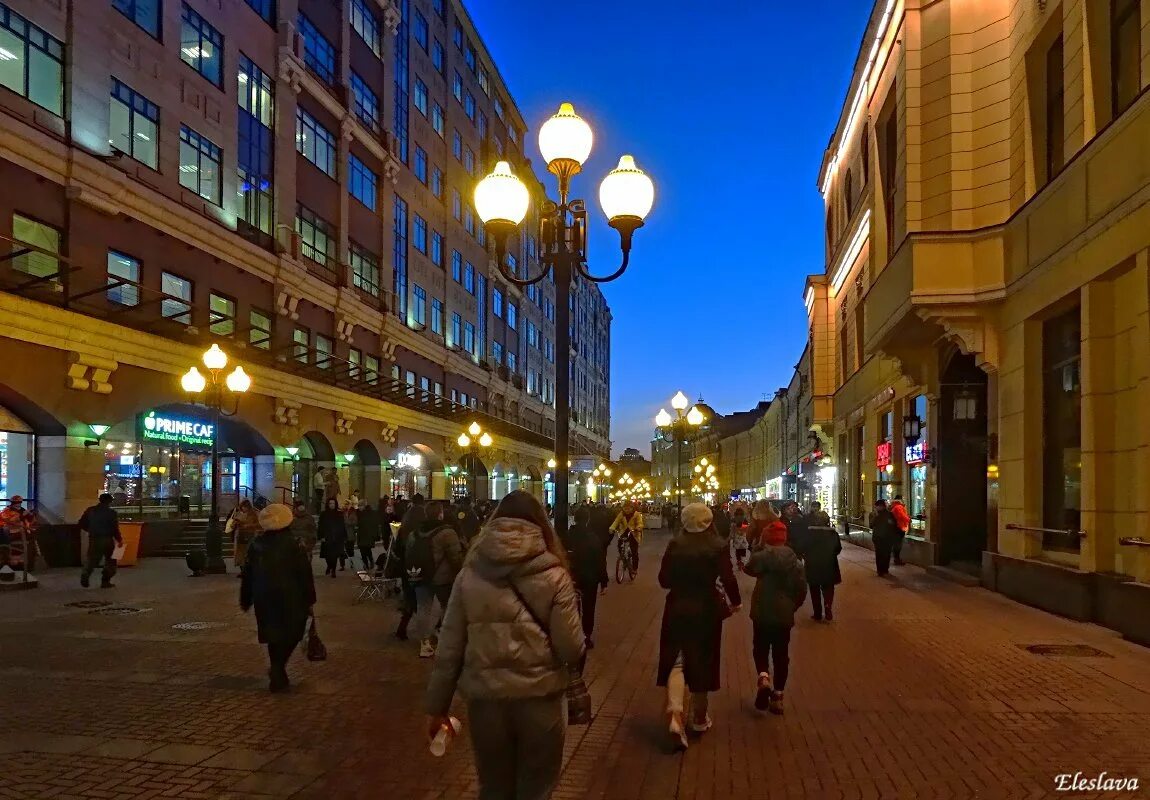 Арбат далеко. Аллея старый арбат москва. улица арбат в москве. московский арбат вечером. ночной арбат москва 2025.