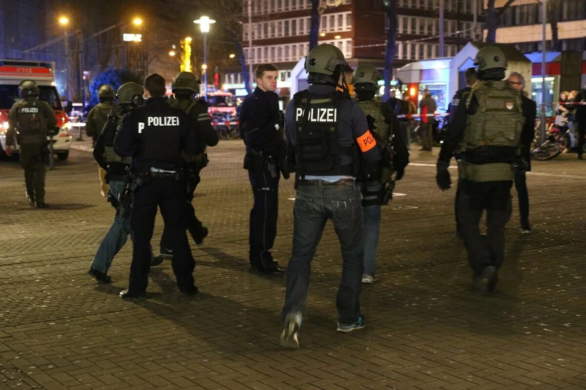 Нападение на Румынию. Немецкий полицейский участок в Дюссельдорфе. Полицейский из Дюссельдорфа. Полиция в Дюссельдорфе ликвидировала CRIMEMARKET.