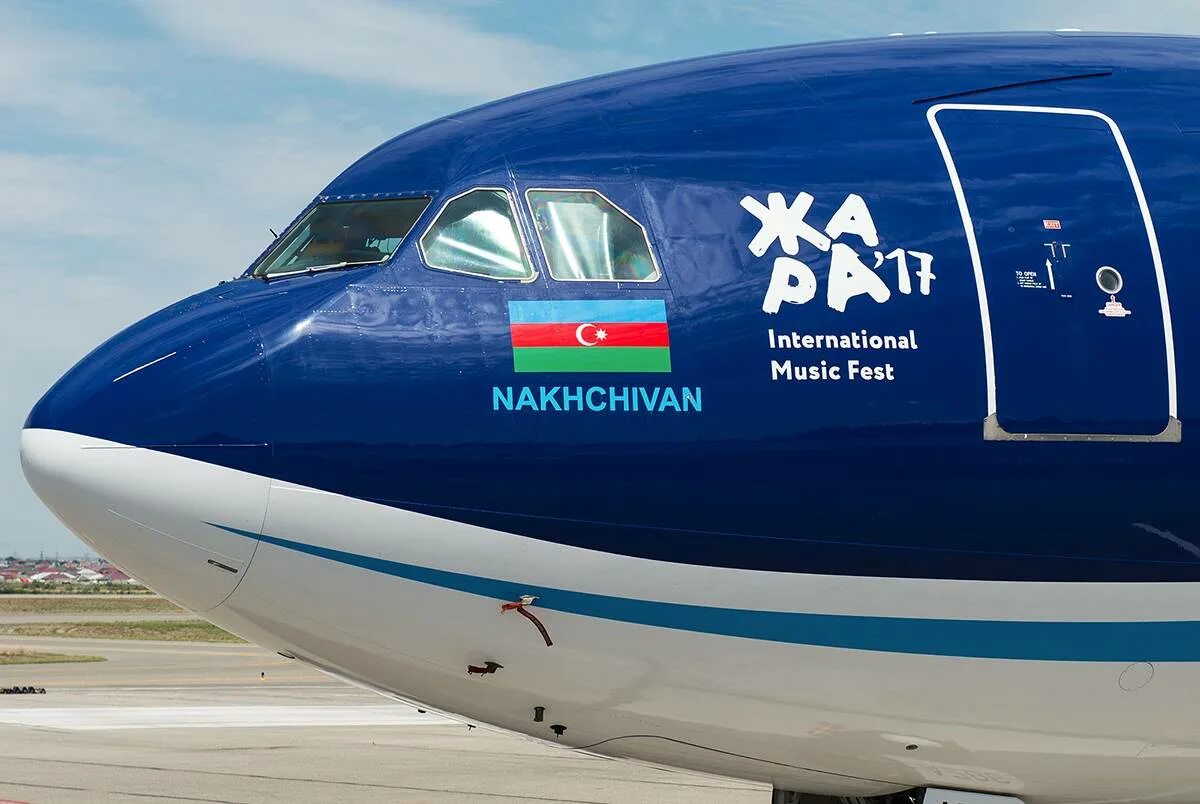 Сайт азал авиакомпания. AZAL Azerbaijan Airlines. Аэробус 340-500 азербайджанские авиалинии. AZAL азербайджанские авиалинии logo. А340 АЗАЛ.