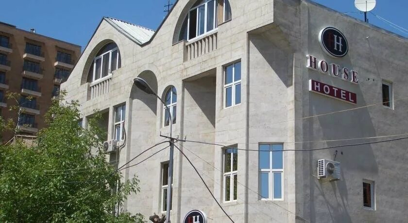 Отель холидей ереван улица. Erevan house. Ереван сердце. Ереван малый центр. Гостиница белый дом ереван.