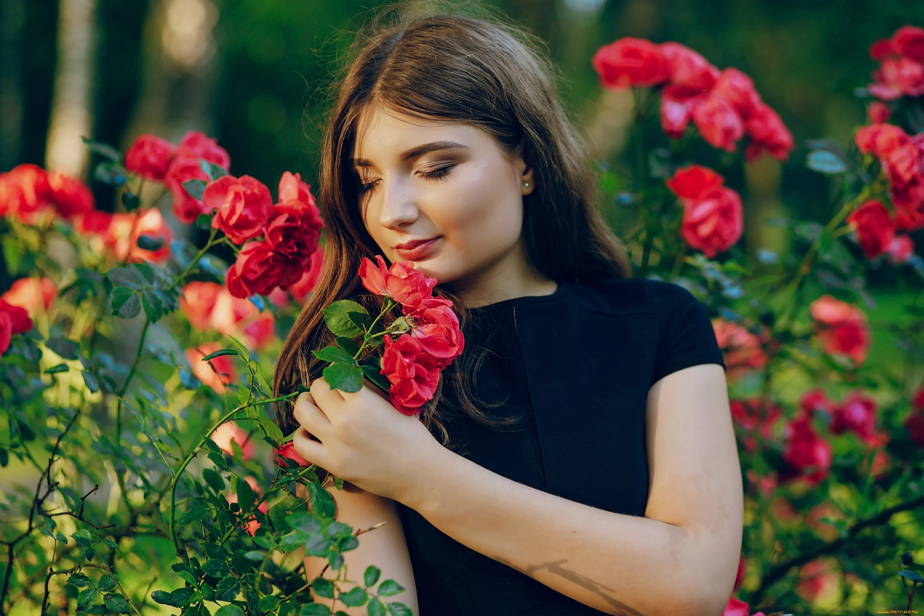 Девушка с цветком. Букет цветов для девушки. Девушка это цветок. Девушка с цветами. Девушка с розой.