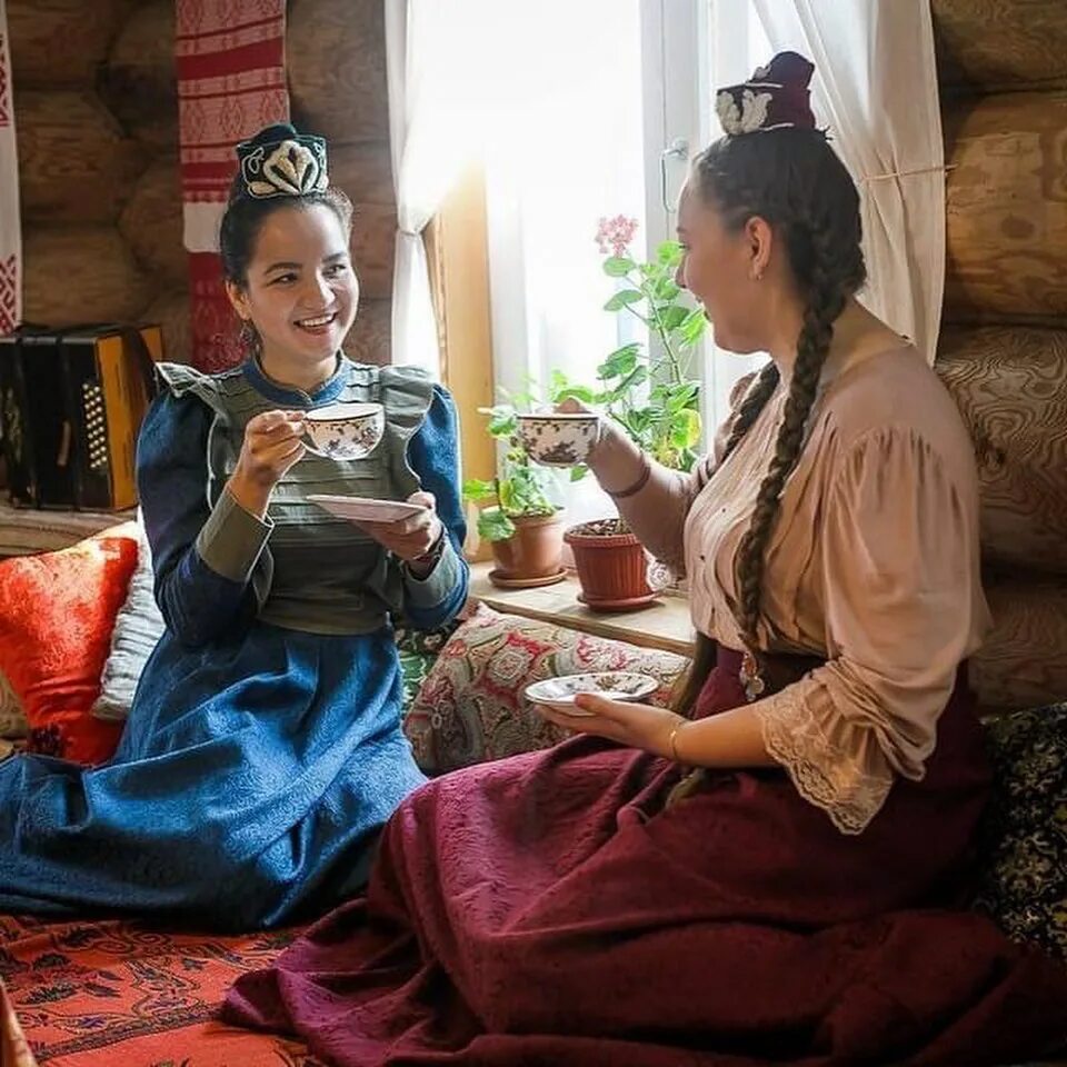 Татары пьют чай с молоком. Татар чай. татарка с чаем. сериалы про девушек из деревни татарские. картинка татарка в юрте с чаем.