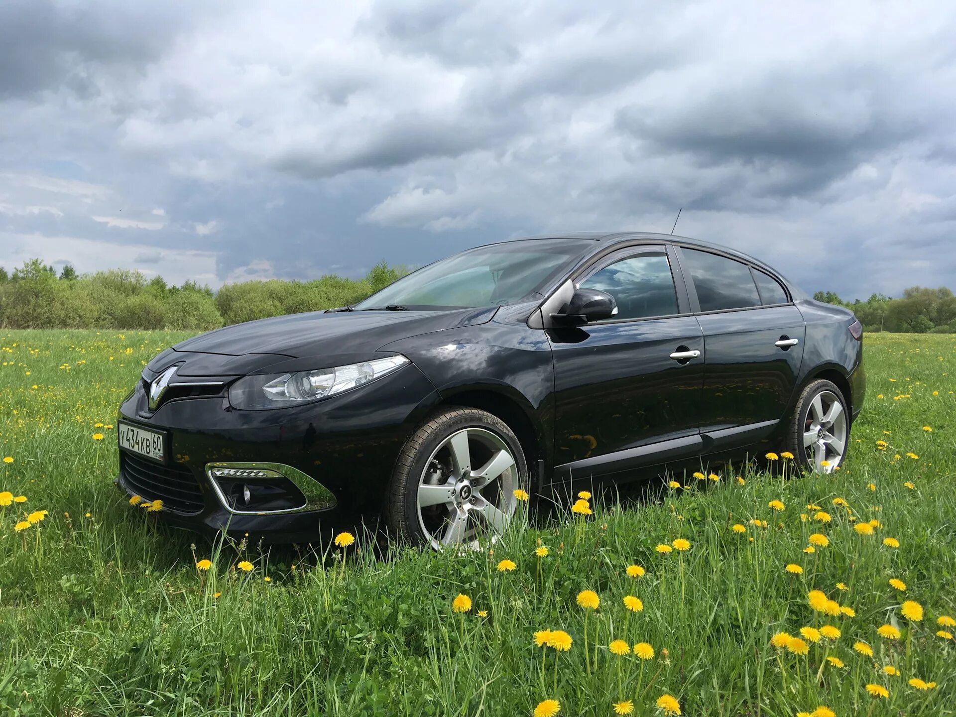 Рено Флюенс на 18 дисках. Renault Fluence 18 диски. Черный Рено Флюенс на дисках. Черный Рено Флюенс r17. Renault fluence на дисках