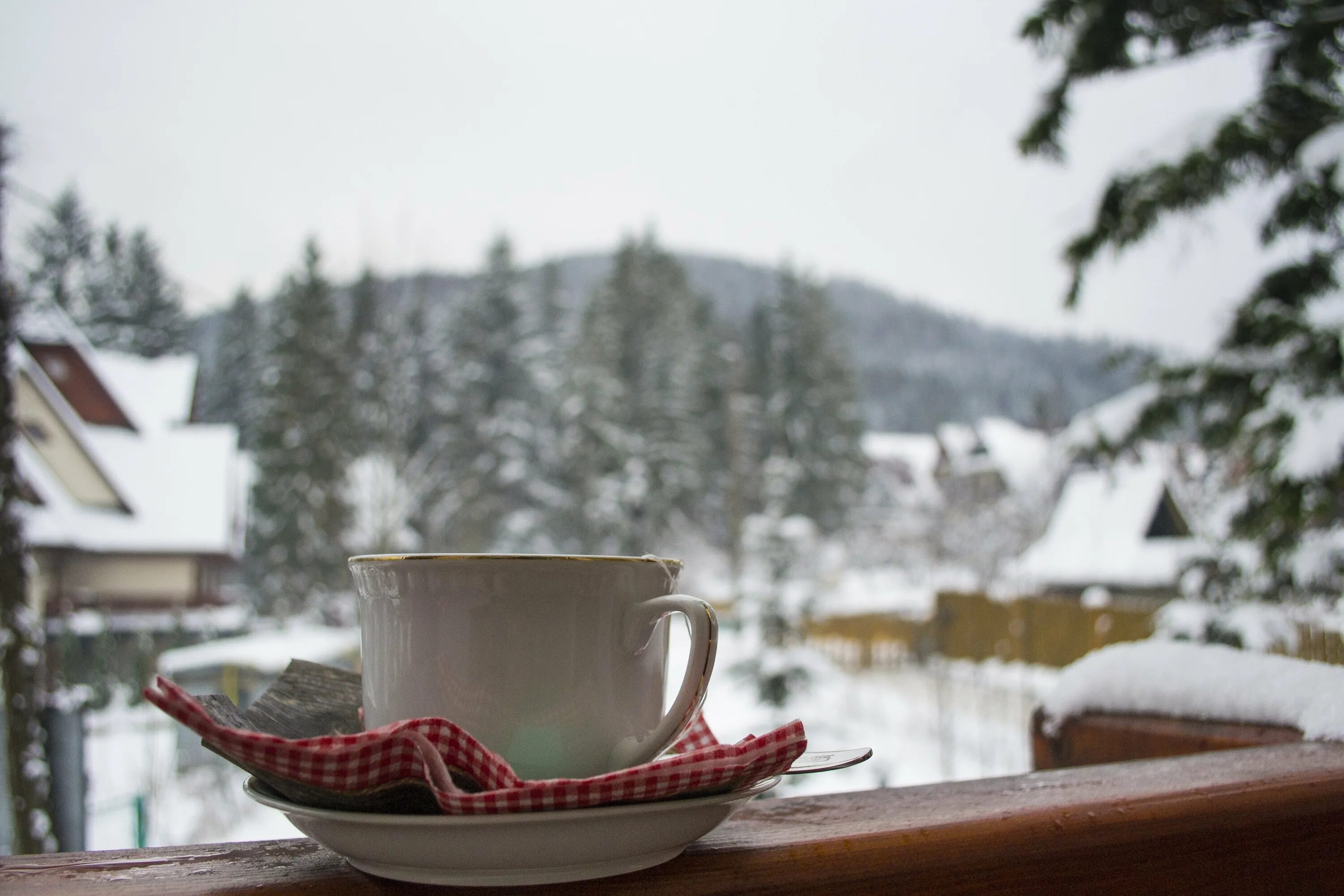 Фото с добрым зимним утром. Чай зимний. Зима чай. Чай на снегу. Чашка чая зимой.