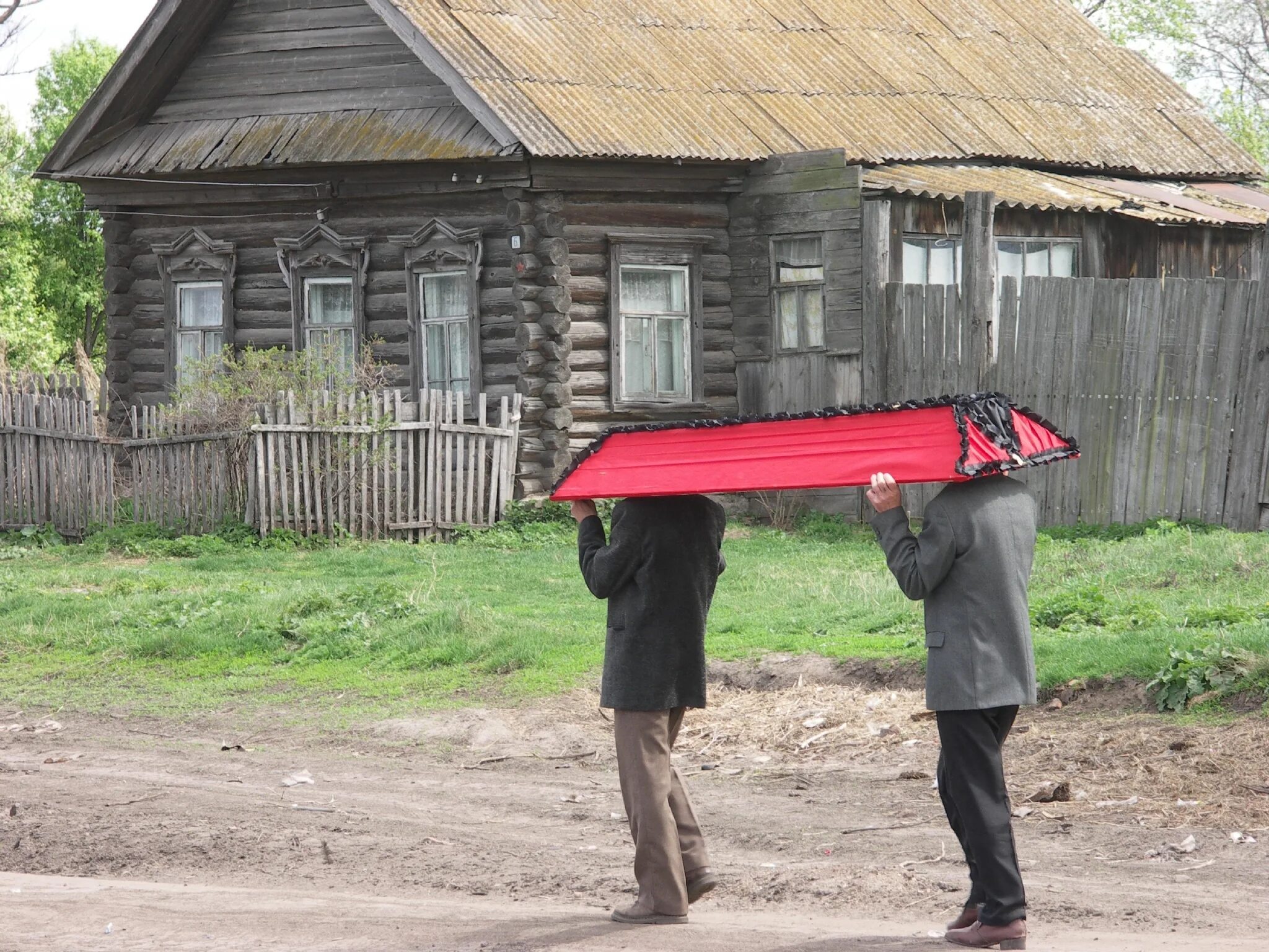 Как похоронить если нет денег. Гроб в деревенском доме. Долговая яма в России.