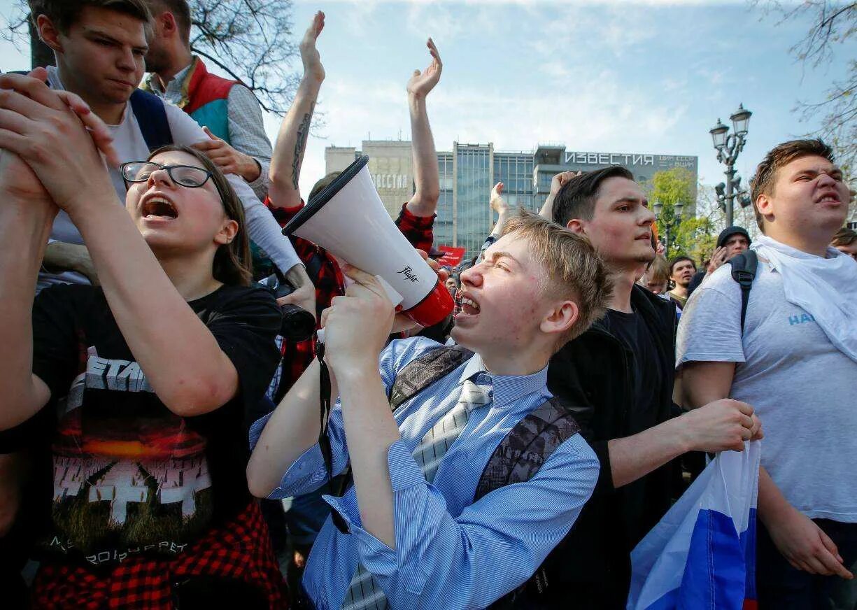 Молодежь на митинге. Протесты молодежи. Молодежь акции протеста. Молодежный протест в России.