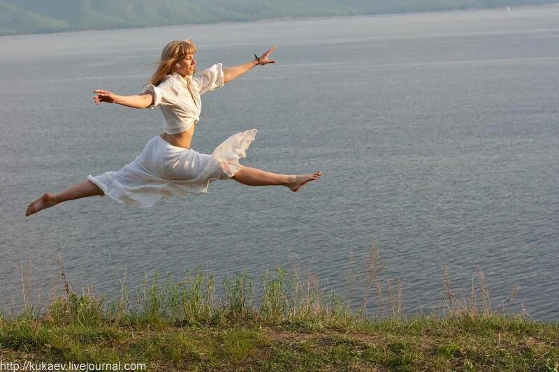 Легкой поступью. Летящей походкой. Женщина летит. Женщина с летящей походкой. Девушка летящей походкой.