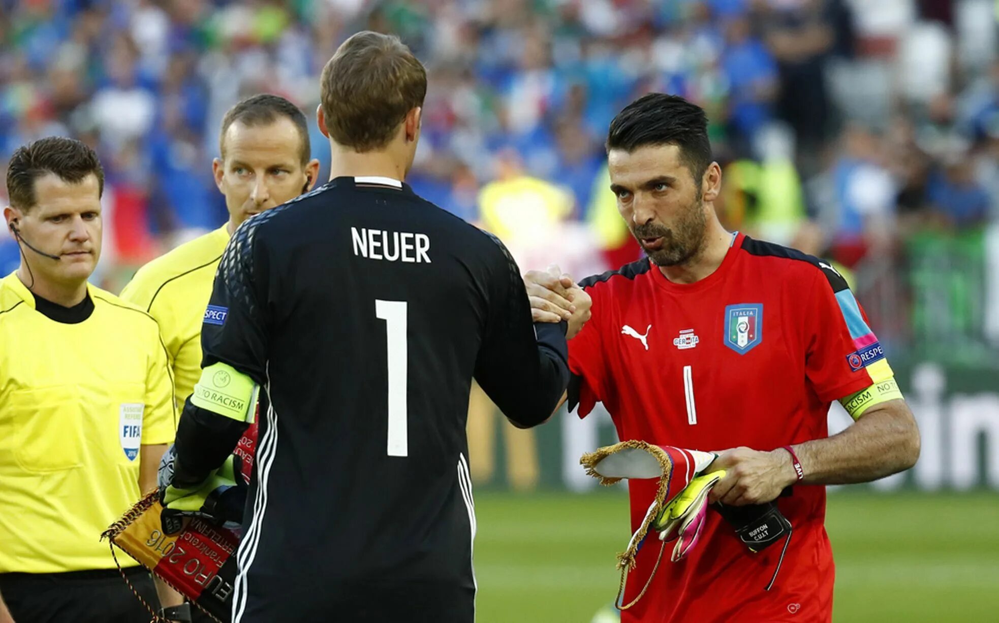 Фут в футболе. Нойер 2016. Нойер Мануэль и Буффон. Buffon Euro 2016. Акинфеев евро 2012.