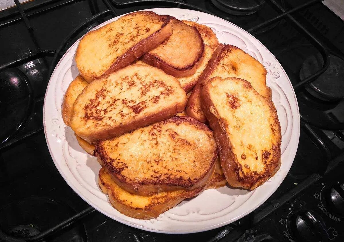 Гренки с яйцом. Сладкие гренки из батона с яйцом и молоком. Гренки с яйцом на сковороде. Гренки с батона. Сладкий хлеб на сковороде с яйцом