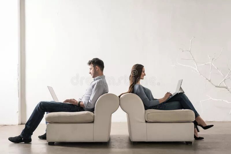 Диваны спина к спине. Два близко сидящих человека. Человек сидит на диване со спины. Группа людей сидит в комнате.