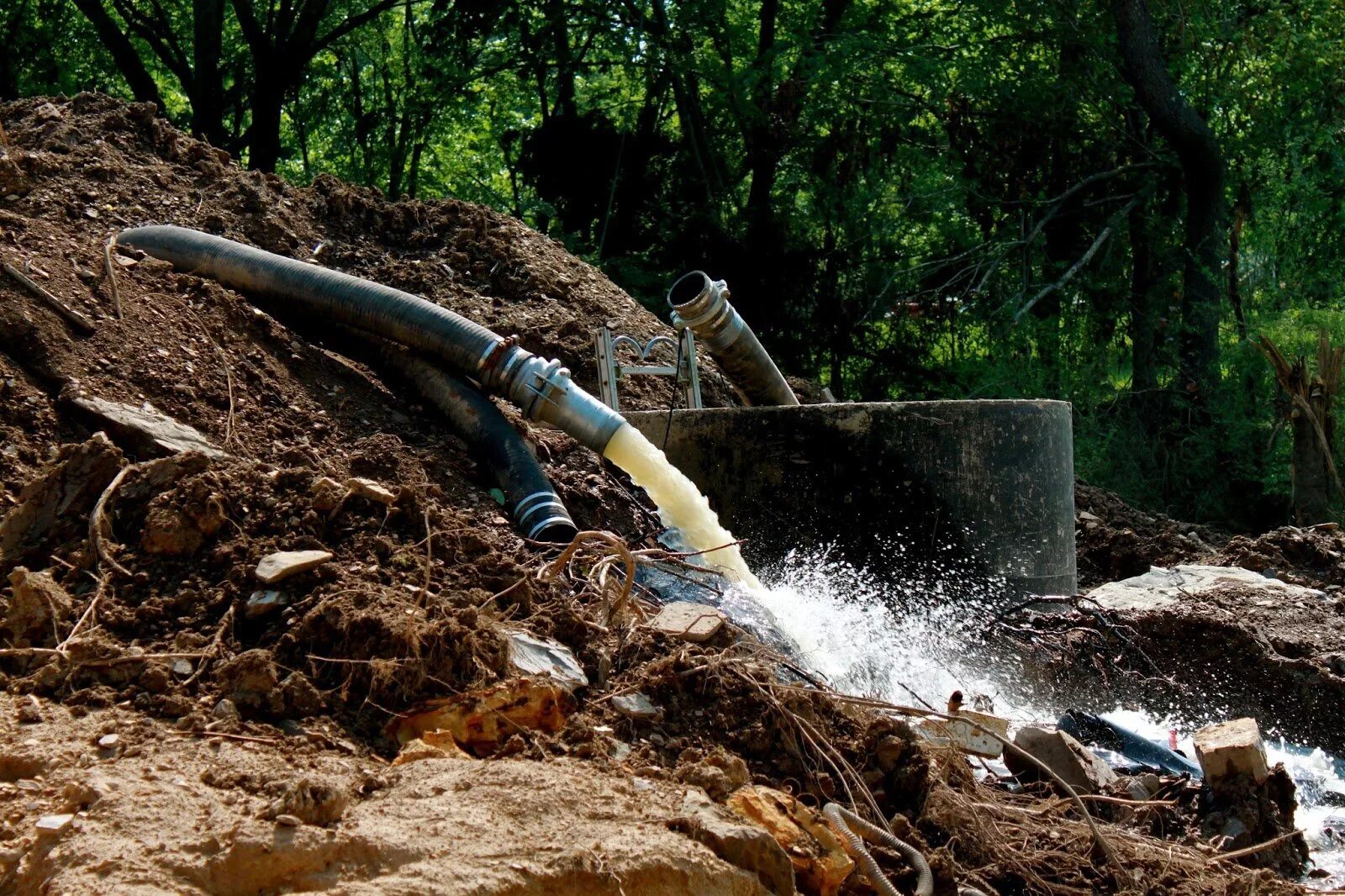 сточные воды загрязнение воды. отходы канализации. канализационные стоки. промышленные сточные воды. сток воды.