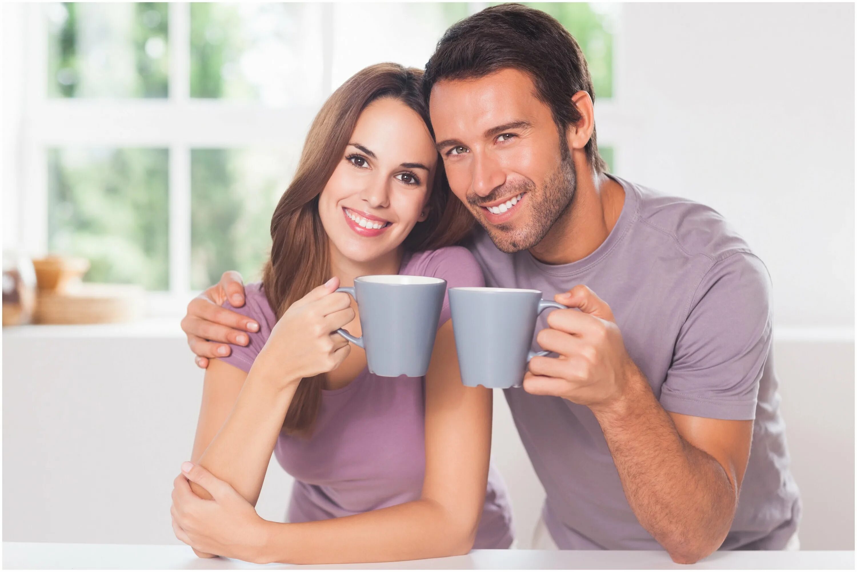 смеется над мужчиной. друзья парни. мужчина и женщина понимание. девушка ест парня. переговоры женщина и мужчина.