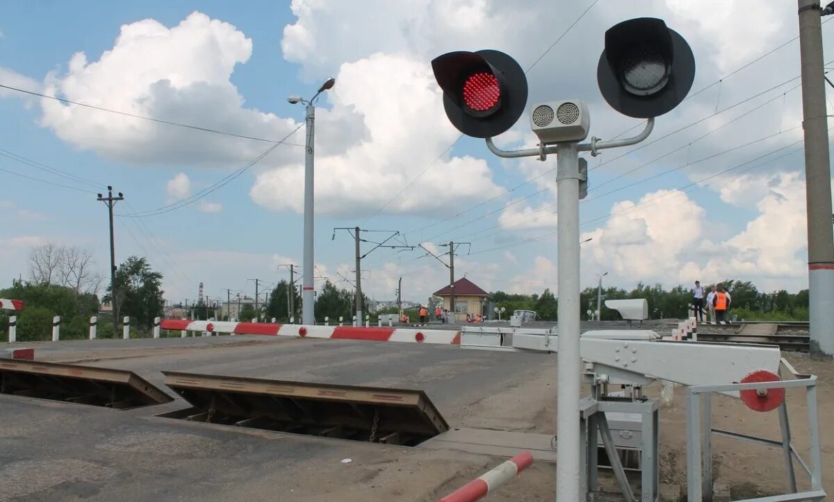 Закроют жд переезд. ЖД переезд Нововятск Киров. В Нововятске Железнодорожный переезд. ЖД переезд в Нововятске. Переезд в Нововятске.