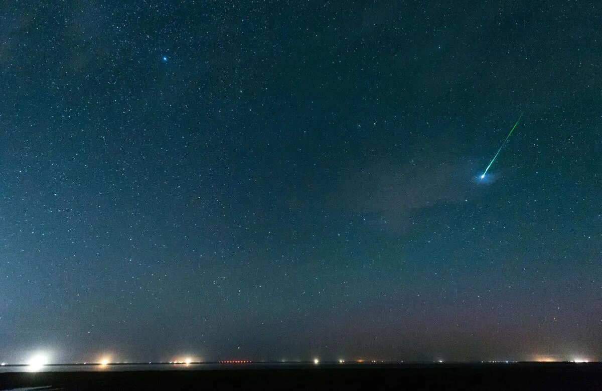 Звездопад 20. Метеоритный поток Персеиды. Perseid Meteor Shower. Ариетиды метеорный поток. Метеор Падающая звезда.